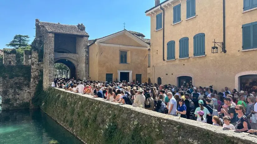 Imbuto di turisti all'ingresso di Sirmione a inizio maggio - © www.giornaledibrescia.it
