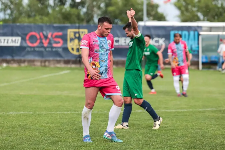 SPORT CALCIO COPPA LOMBARDIA PRIMA CATEGORIA AURORA SERIATE - ATLETICO OFFLAGA NELLA FOTO  DELUSIONE OFFLAGA E GIOIA SERIATE 03-05-2025 Comincini@newreporter