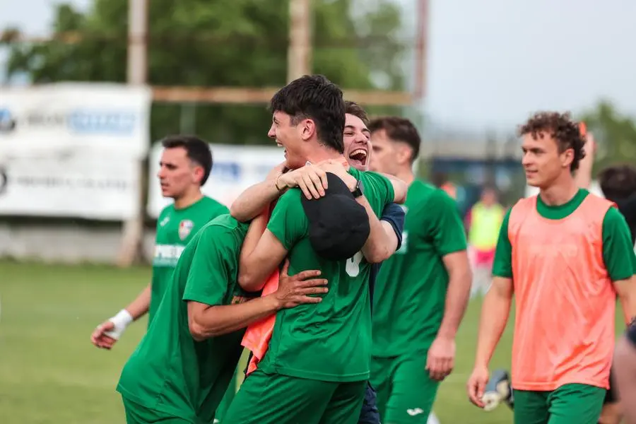 SPORT CALCIO COPPA LOMBARDIA PRIMA CATEGORIA AURORA SERIATE - ATLETICO OFFLAGA NELLA FOTO FESTEGGIAMENTI VITTORIA FINALE SERIATE 03-05-2025 Comincini@newreporter