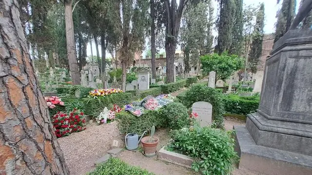 La tomba di Andrea Camilleri al cimitero Acattolico dove viene sepolta sua moglie, Rosetta Dello Siesto, per la quale sono già stati deposti tanti mazzi di fiori, Roma, 3 maggio 2025. ANSA / FRANCESCO DE FILIPPO