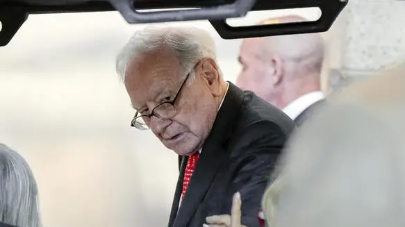 Berkshire Hathaway Chairman and CEO Warren Buffett is seen after a tour of the exhibit floor at the CenturyLink Center in Omaha, Neb., Friday, May 4, 2018, where Berkshire brands display their products and services. Berkshire Hathaway Inc. reports earnings Friday, May 4, 2018. (ANSA/AP Photo/Nati Harnik) [CopyrightNotice: Copyright 2018 The Associated Press. All rights reserved.]