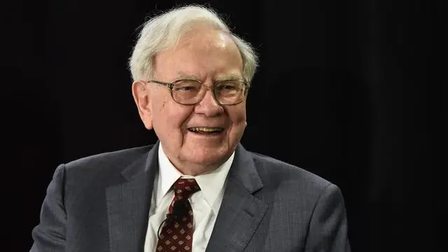 epa04696379 Nebraska Furniture Mart and Berkshire Hathaway, CEO Warren Buffett answers questions for a crowd inside his new North Texas store for a cancer benefit in The Colony, Texas, USA, 08 April 2015. There are currently only three Nebraska Furniture Mart stores in United States with the new store in Texas will be the fourth. EPA/LARRY W. SMITH