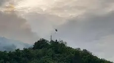 Vasto incendio ad Ascoli in azione elicottero vigili del fuoco