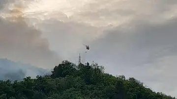 Vasto incendio ad Ascoli in azione elicottero vigili del fuoco
