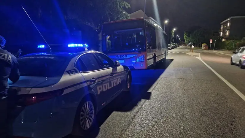 L'autobus e la volante della Polizia - © www.giornaledibrescia.it