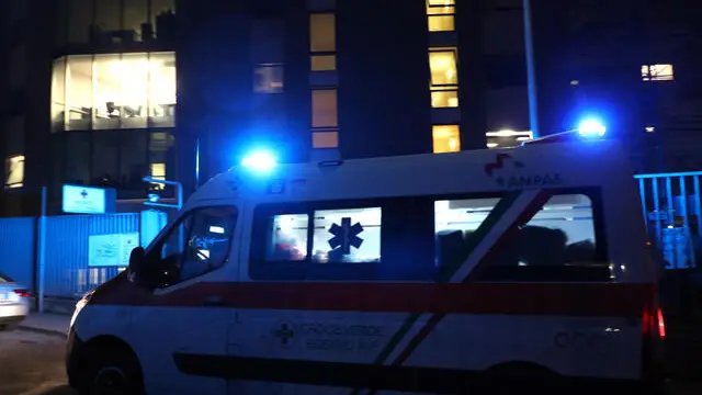 Un'ambulanza all'esterno dell'ospedale Valduce di Como. In questi giorni le strutture sanitarie del territorio faticano ad affrontare l'emergenza sanitaria dovuta alla diffusione del Covid 19. Como 10 Novembre 2020. ANSA / MATTEO BAZZI