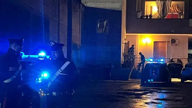 Una donna di 42 anni è stata uccisa nel pomeriggio dal marito ad Andria in rimessaggio di un'area rurale della città. Secondo quanto si apprende, l'uomo che ora è stato portato in caserma, avrebbe chiamato il 118 dicendo: "Ho ucciso mia moglie". Gli operatori sanitari che hanno preso la telefonata hanno sentito anche urla di bambini e hanno allertato subito i carabinieri che indagano sull'accaduto coordinati dalla Procura di Trani, 28 novembre 2023. ANSA/ALBA DI PALO