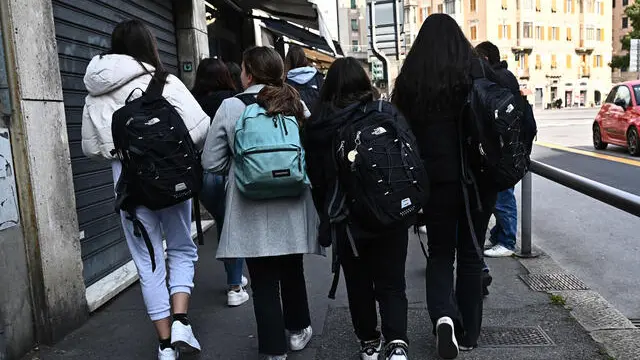 Studenti all'uscita dopo le lezioni. Genova, 06 marzo 2023 ANSA/LUCA ZENNARO