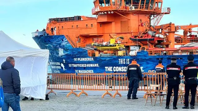 Sbarco migranti da nave Solidaire a Ortona