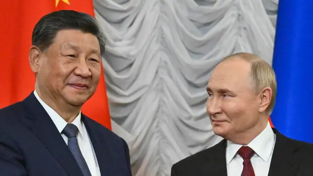 epa11674993 A handout photo made available by photo host brics-russia2024.ru shows Russian President Vladimir Putin (R) welcoming Chinese President Xi Jinping during their meeting on the sidelines of BRICS Summit at Kazan Kremlin in Kazan, Russia, 22 October 2024. The BRICS summit takes place from 22 to 24 October and is expected to be the largest foreign policy event ever held in Russia. EPA/Kristina Kormilitsyna/PHOTO HOST BRICS-RUSSIA2024.RU HANDOUT HANDOUT EDITORIAL USE ONLY/NO SALES