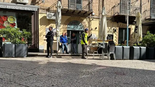 Carabinieri sul luogo dove è avvenuta una sparatoria nella centrale piazza Duomo a Monreale (Palermo): 2 morti e 3 feriti il bilancio. Le vittime hanno 25 anni e 23 anni; i feriti 26 anni, 33 anni e 16 anni. La sparatoria è avvenuta in una piazza affollata, davanti ad almeno un centinaio di testimoni. Secondo una prima ricostruzione tutto sarebbe nato in seguito a una rissa per futili motivi davanti ad una pizzeria. Poi i due gruppi di giovani si sono affrontati in piazza. Uno dei protagonisti dell'aggressione, armato di pistola, ha iniziato a sparare. I feriti sono in gravissime condizioni. ANSA/MARCHESE