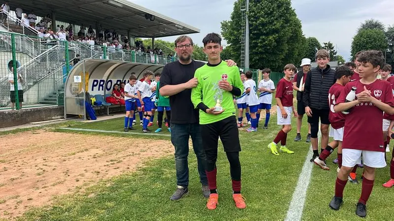 La premiazione del portiere del Breno U13 © www.giornaledibrescia.it