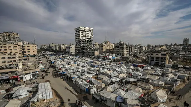 epa12067648 A camp for internally displaced Palestinians in the Al Remal neighbourhood, Gaza City, 01 May 2025. More than 52,400 Palestinians have been killed in the Gaza Strip, according to the Palestinian Ministry of Health, since Israel launched a military campaign in the strip in response to a cross-border attack led by the Palestinian militant group Hamas on 07 October 2023, in which about 1,200 Israelis were killed and more than 250 taken hostage. EPA/MOHAMMED SABER