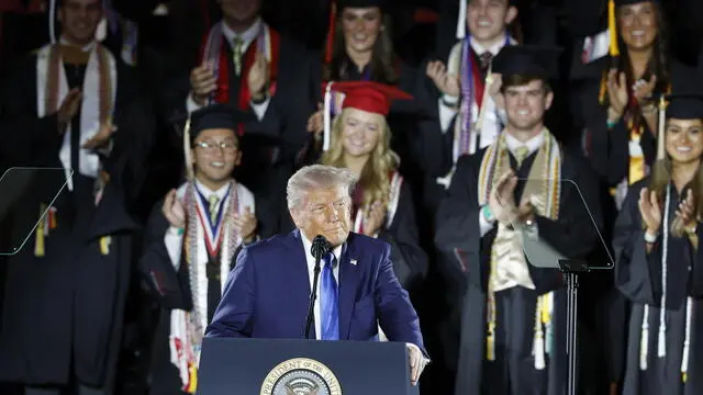 epa12068677 US President Donald Trump delivers the commencement speech in the Coleman Coliseum at the University of Alabama in Tuscaloosa, Alabama, USA, 01 May 2025. EPA/ERIK S. LESSER