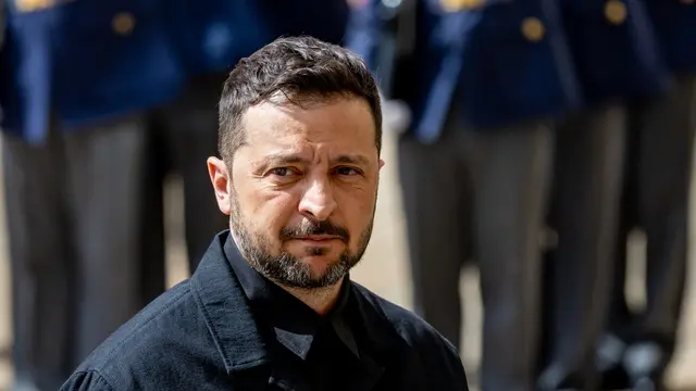 epa12073053 Ukraine's President Volodymyr Zelensky arrives to Prague Castle, in Prague, Czech Republic, 04 May 2025. The Ukrainian head of state is on a two-day official visit to the Czech capital. EPA/MARTIN DIVISEK