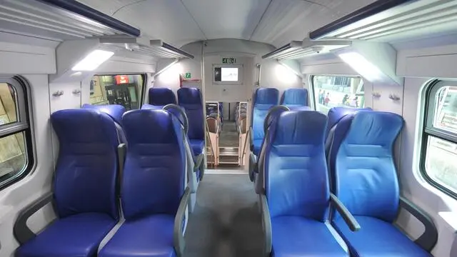 Ha 5 carrozze con 600 posti a sedere, prese elettriche da 220 volts, mappe tattili nei bagni e pulsantiere in braille per i non vedenti, monitors per le informazioni. E' il nuovo treno Vivalto entrato in servizio in Liguria grazie agli investimenti delle Ferrovie Italiane e della Regione Liguria. Genova, 12 giugno 2012. ANSA/LUCA ZENNARO