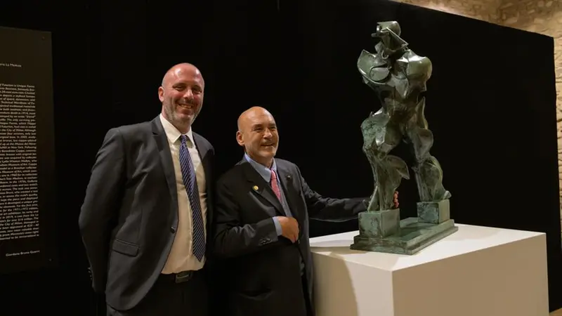 I curatori con la scultura «Forme uniche nella continuità dello spazio»