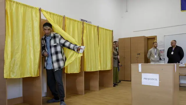 epa12072371 A man votes in the first round of presidential elections at a polling station in Secondary School No. 08 in Mogosoaia village, near Bucharest, Romania, 04 May 2025. Romanian voters are returning to the polls this weekend for a repeat of the first round of the presidential election, originally held on 24 November 2024 and later annulled, with around 18 million citizens eligible to vote, according to the Permanent Electoral Authority (AEP). EPA/ROBERT GHEMENT