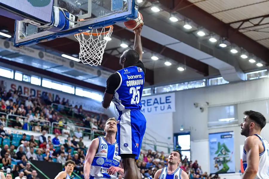 Basket, gli scatti di Sassari-Germani
