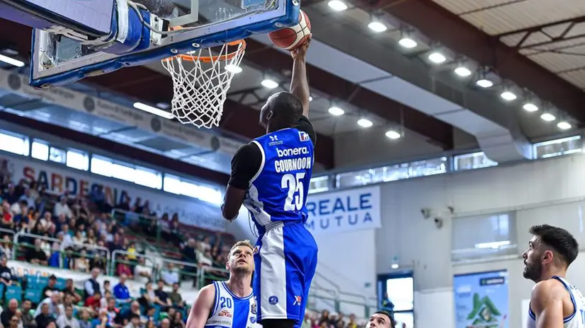 Basket, gli scatti di Sassari-Germani