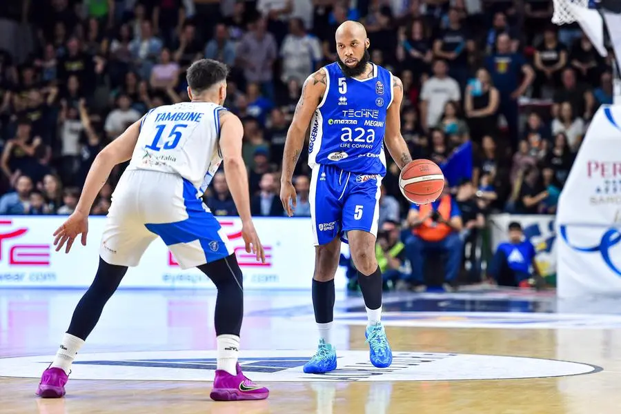Basket, gli scatti di Sassari-Germani