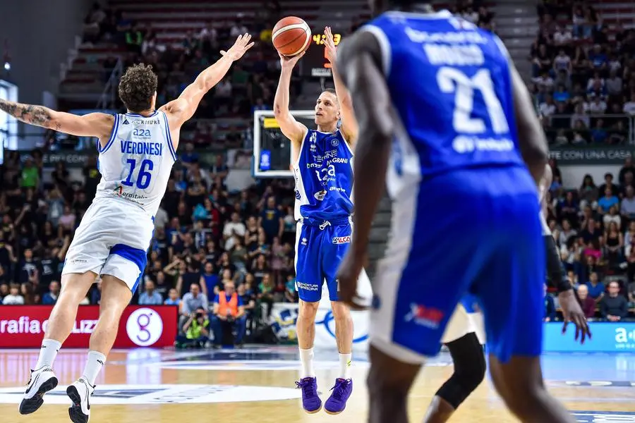 Basket, gli scatti di Sassari-Germani