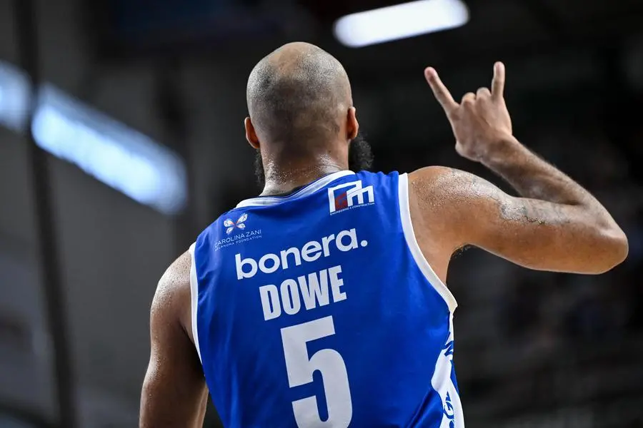 Basket, gli scatti di Sassari-Germani