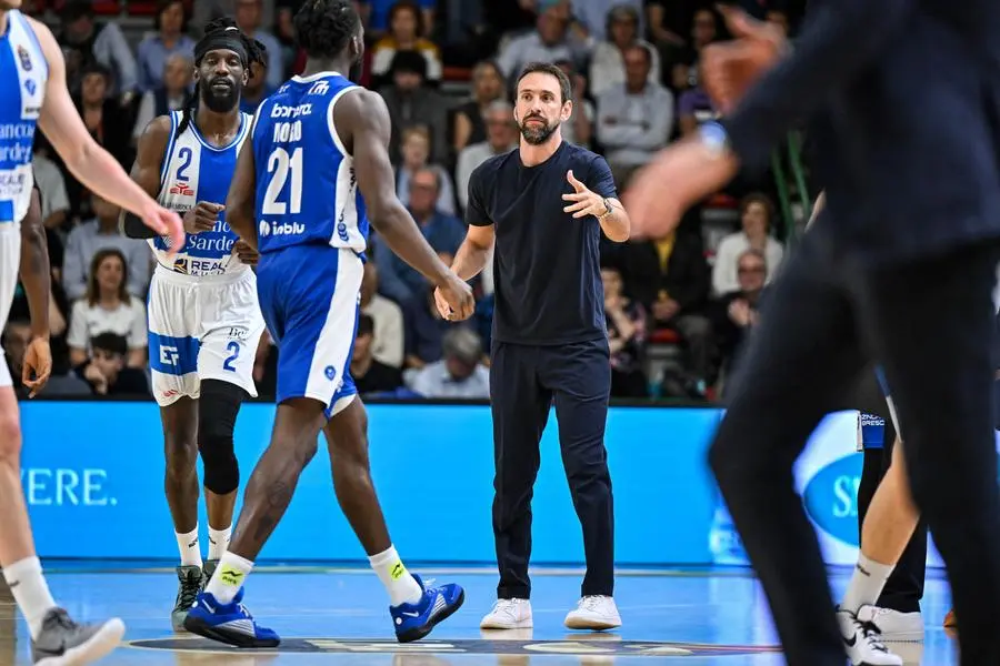 Basket, gli scatti di Sassari-Germani