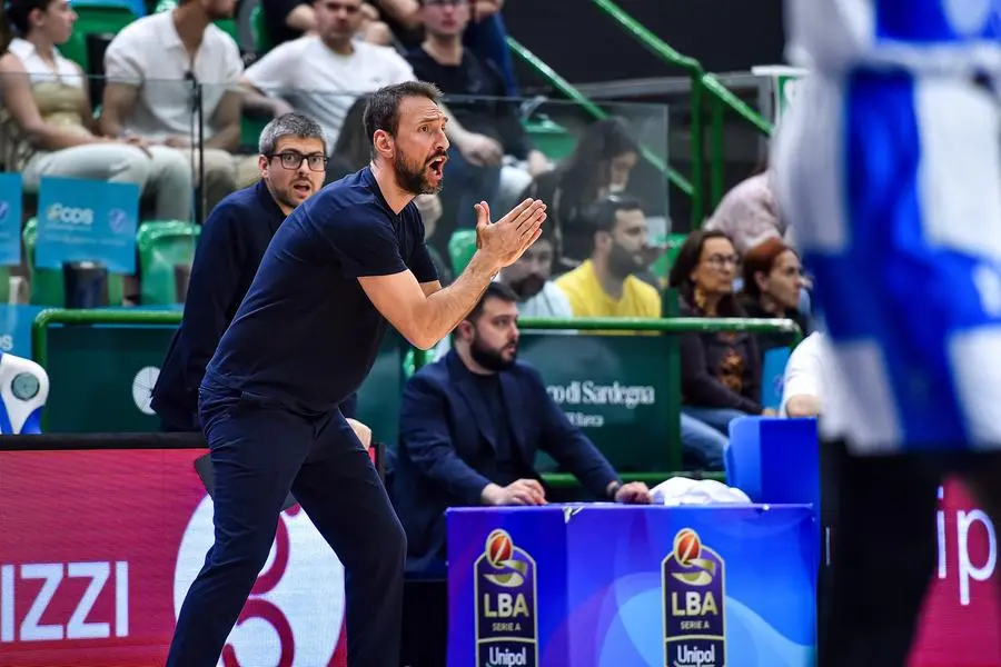 Basket, gli scatti di Sassari-Germani