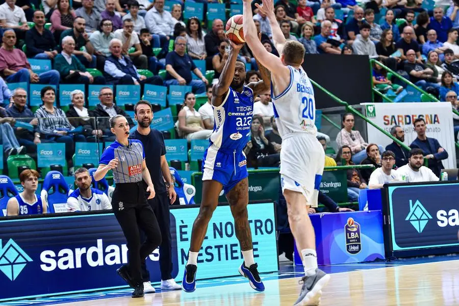 Basket, gli scatti di Sassari-Germani
