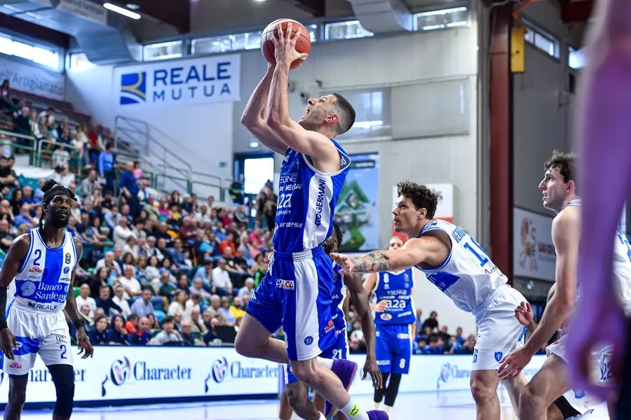 Basket, gli scatti di Sassari-Germani