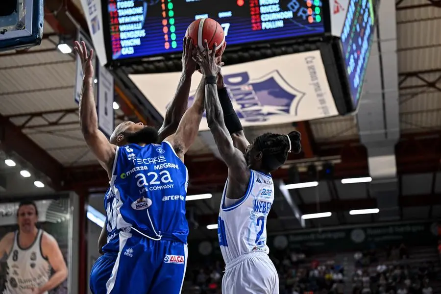 Basket, gli scatti di Sassari-Germani