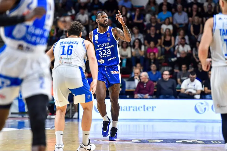 Basket, gli scatti di Sassari-Germani
