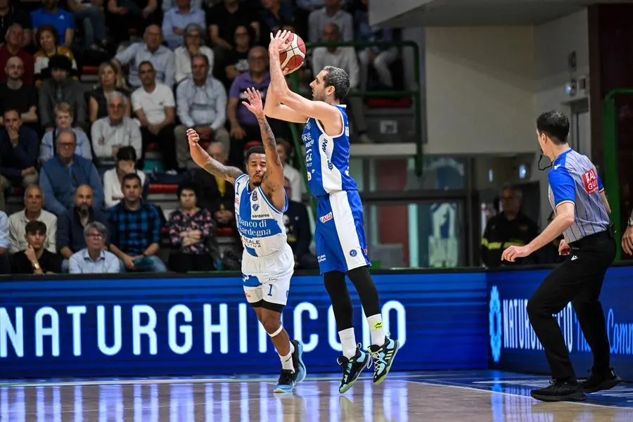 Basket, gli scatti di Sassari-Germani