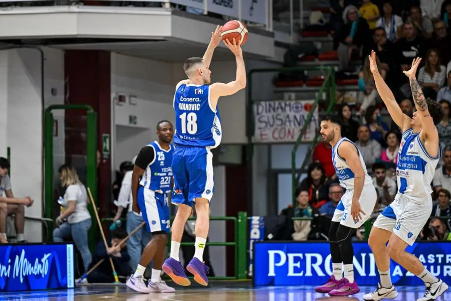 Basket, gli scatti di Sassari-Germani
