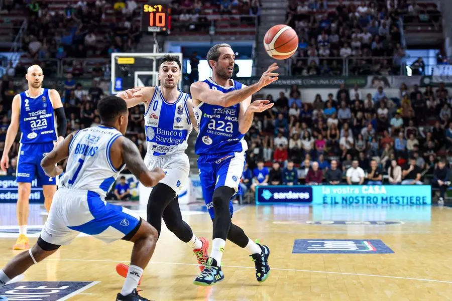 Basket, gli scatti di Sassari-Germani