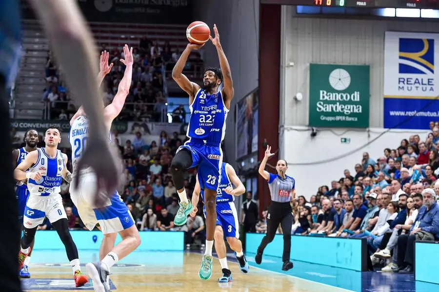 Basket, gli scatti di Sassari-Germani