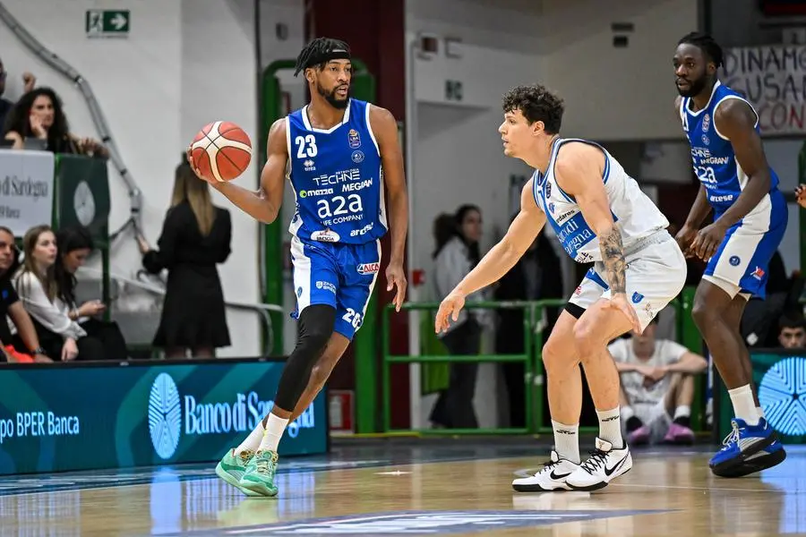 Basket, gli scatti di Sassari-Germani