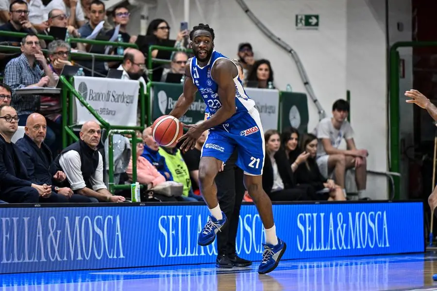 Basket, gli scatti di Sassari-Germani