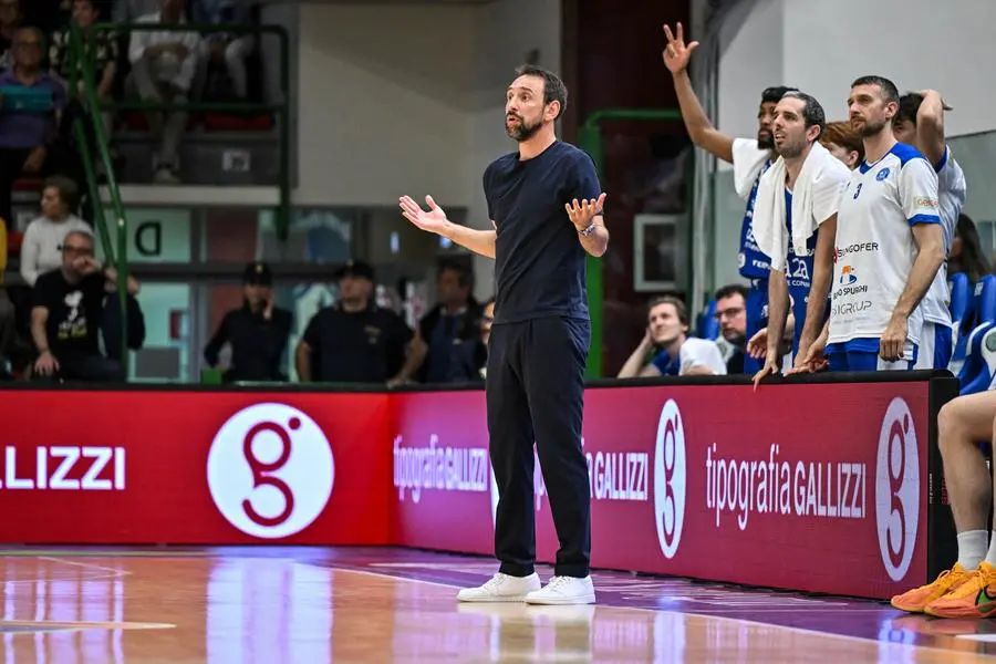 Basket, gli scatti di Sassari-Germani