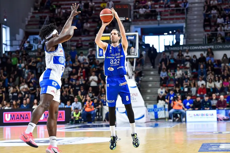 Basket, gli scatti di Sassari-Germani