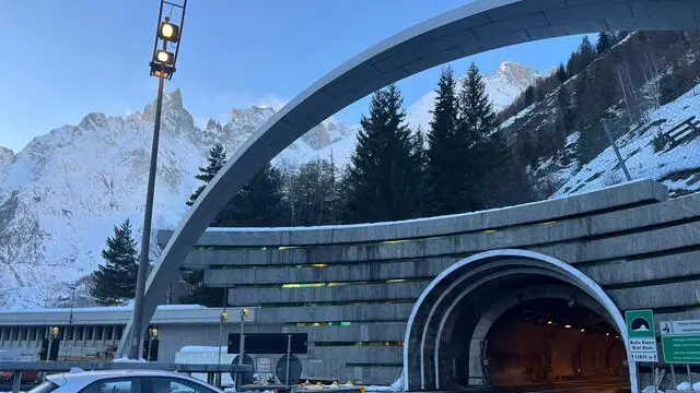 Il traforo del Monte Bianco riaperto dopo quasi nove settimane di chiusura per lavori. Foto scattate il 15 dicembre 2023 sul piazzale italiano della galleria, a Courmayeur (Aosta). +++NPK+++