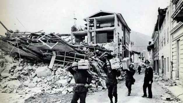 come d’accordo con l’ANSA di Trieste (Di Leva) e con Giannantonio Pettinelli, ti giro qualche foto del terremoto del ’76 in Friuli. soccorsi Se hai bisogno, ne ho altre. Fammi sapere. Cap. Stefano SBACCANTI Capo Sezione Stampa Stato Maggiore dell'Esercito Ufficio Pubblica Informazione tel. 06/47357540 fax 06/47358507 cell. 328 0817799 remul 335 1888329