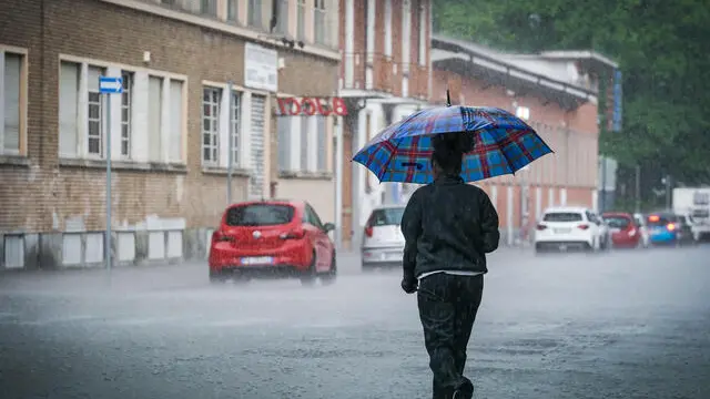 Maltempo : temporale con vento forte si abbatte sulla città. Torino 23 aprile 2025 ANSA/TINO ROMANO