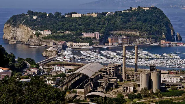 L' isolotto di Nisida a Napoli che ospita il carcere minorile dove e' avvenuta l'aggressione da parte di alcuni ragazzi ai danni di quattro poliziotti della Penitenziaria costretti a ricorrere alle cure dei sanitari, 15 novembre 2023. ANSA/CIRO FUSCO