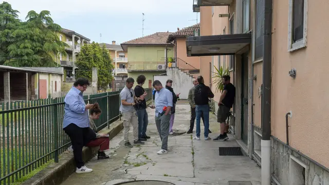SETTALA - 04-05-2025 - VIA CERCA 12 - OMICIDIO - FEMMINICIDIO - PALAZZO DOVE IL MARITO UCCIDE LA MOGLIE DAVANTI ALLA FIGLIA DI 10 ANNI E VIENE FERMATO DAI CARABINIERI - FOTO CANALI/ANSA - PER REDAZIONE METROPOLI - PINCIONI