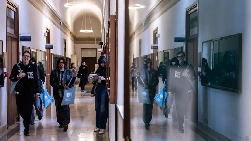 Studenti nei corridoi di Università Cattolica a Brescia