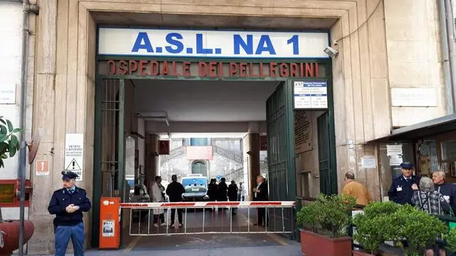 L'ingresso dell'ospedale Vecchio Pellegrini di Napoli dove nella notte un ragazzo armato di pistola e con in testa un casco, ha sparato alcuni colpi d'arma da fuoco all'indirizzo di un 22enne del quartiere Arenella giunto poco prima, insieme con altri giovani, con ferite d'arma da fuoco alle gambe, 17 maggio 2019. I colpi, per fortuna, non hanno raggiunto il giovane. ANSA/ CIRO FUSCO