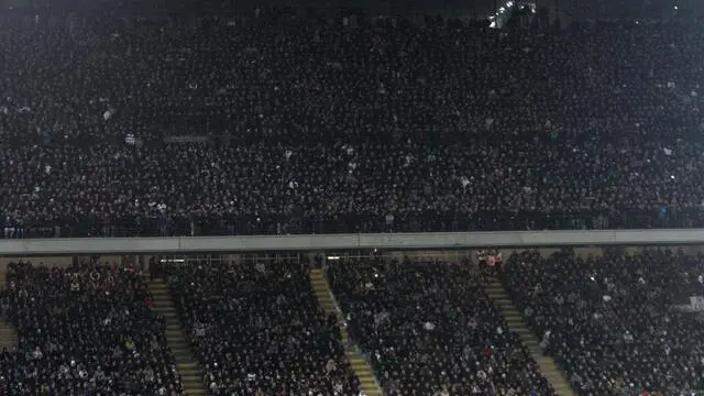I tifosi dell'Inter della curva nord seguono la partita contro il Milan senza striscioni e senza cori, 22 dicembre 2013, allo stadio Giuseppe Meazza di Milano per il campionato di serie A. ANSA / MATTEO BAZZI