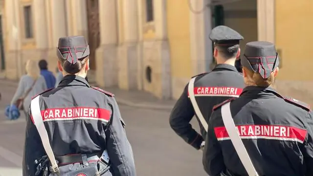 Carabinieri durante i controlli in centro a Roma, 19 aprile 2025. (generica, simbolica, sicurezza, donne, carabiniere) ANSA/CARABINIERI ANSA PROVIDES ACCESS TO THIS HANDOUT PHOTO TO BE USED SOLELY TO ILLUSTRATE NEWS REPORTING OR COMMENTARY ON THE FACTS OR EVENTS DEPICTED IN THIS IMAGE; NO ARCHIVING; NO LICENSING +++ NPK